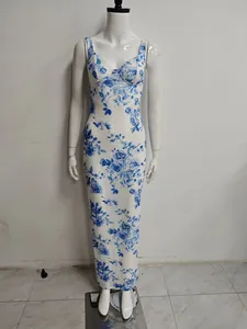 Abito lungo attillato con stampa floreale blu e scollo a cuore