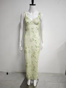 Elegante abito lungo in rete con stampa floreale e scollo a cuore su manichino.
