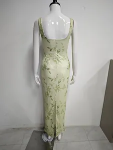 Dettaglio del retro di un abito lungo floreale con design sexy senza schiena e spacco sull'orlo