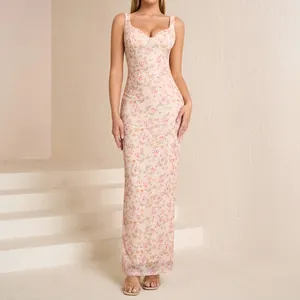 Elegante abito lungo in rete a fiori con scollo a cuore e vestibilità aderente