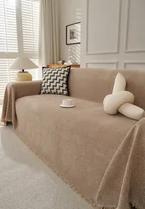 Détail de la luxueuse housse de canapé en chenille à chevrons dans un salon confortable