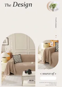 Détail d'un jeté de canapé en chenille beige à chevrons dans un salon moderne