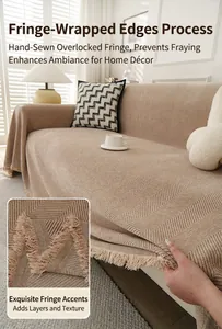 Détail de la housse de canapé en chenille à chevrons avec franges de glands faites à la main