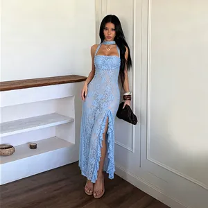 Elegante abito lungo in pizzo azzurro con scollo all'americana e spacco laterale a volant