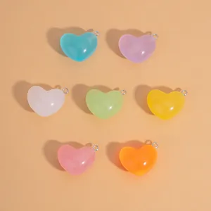 Lot de sept breloques en résine en forme de cœur 3D aux couleurs gelée pour colliers et bijoux