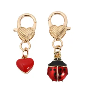 Lot de breloques mousquetons cœur dorés avec pendentifs cœur et coccinelle rouges