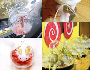 Dettaglio di palle di Natale in acrilico trasparente con fiori e decorazioni a forma di coniglio