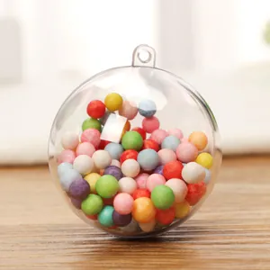 Pallina di Natale in acrilico trasparente con sfere di schiuma colorate su legno