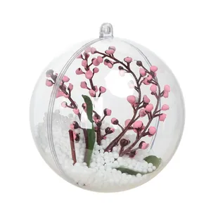 Decorazione palla di Natale trasparente con boccioli di fiori rosa e neve artificiale