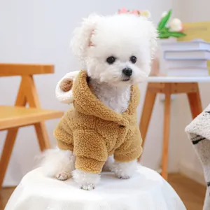 Caldo cappuccio per animali in lana d'agnello marrone con orecchie da orso per cani