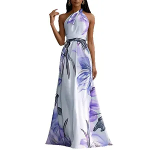 Elegante abito lungo estivo con scollo all'americana, stampa floreale e laccetto in vita