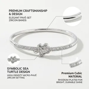 Détail du bracelet tortue symbolique avec serti micro-pavé de zircons
