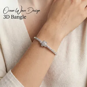 Bracelet jonc argenté avec tortue en zircon étincelant porté par un mannequin chic