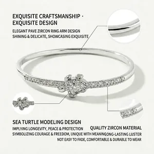 Bracelet jonc argenté avec motif tortue en zircons scintillants et fermoir à charnière