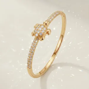 Bracelet jonc tortue doré élégant avec oxydes de zirconium scintillants et fermoir