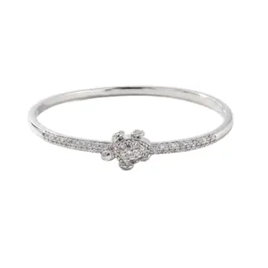 Bracelet jonc tortue en argent serti de zircons étincelants pour un look luxueux élégant