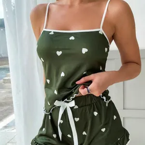 Vue détaillée d'un ensemble pyjama vert à imprimé cœurs avec bretelles fines