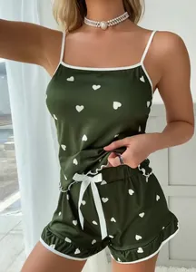 Détail du pyjama caraco vert olive avec imprimé cœurs blancs et volants