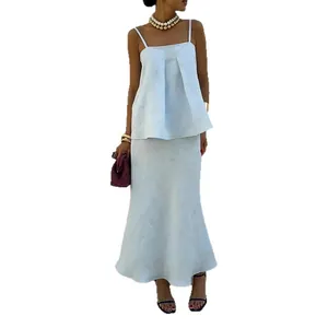 Sommer-Zweiteiler mit einem blauen Leinen-Camisole-Top und einem passenden langen Maxirock
