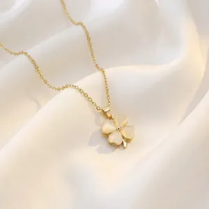 Élégant collier en acier titane doré avec pendentif trèfle à quatre feuilles en opale.