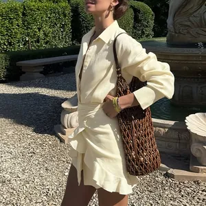 Élégant ensemble chemise à manches longues crème et minijupe à volants pour les vacances
