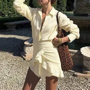 Élégant ensemble chemise jaune pâle à manches longues et jupe portefeuille à volants