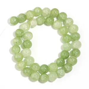Vista macro dettagliata di perle in vetro crackle verde chiaro per gioielli fai da te