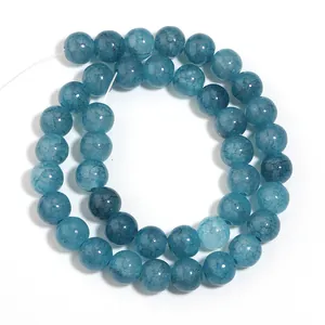 Dettaglio di perle tonde in vetro craquelé blu per creazione gioielli fai da te.