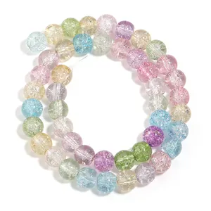 Primo piano di perle tonde colorate in vetro cracklé per la creazione di gioielli DIY