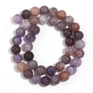 Vista macro dettagliata di perle in vetro floreali colorate per accessori gioielli fatti a mano