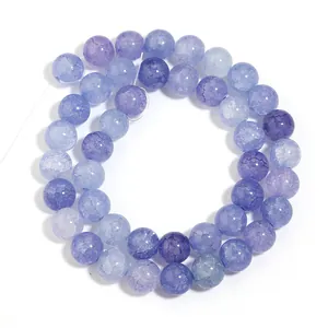 Vista dettagliata di perle tonde in vetro craquelé blu e viola per gioielli fai da te