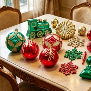 Verschiedene glänzende rote, grüne und goldene Weihnachtsanhänger auf einem Tisch