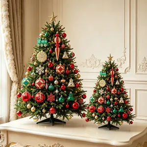 Set mit 60 festlichen Weihnachtsornamenten mit Kugeln, Zügen und Schneeflocken auf Baum.