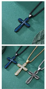 Detailansicht von gebürsteten Hohlkreuz-Anhängern aus Titanstahl in verschiedenen Farben