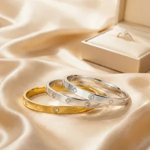 Bracelets trèfle élégants en acier inoxydable avec pierres étincelantes en gros plan.