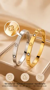 Gros plan détaillé de bracelets en acier inoxydable plaqué or 18 carats avec motifs trèfle