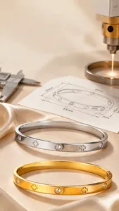 Vue détaillée des bracelets trèfle à quatre feuilles or et argent avec gravure de logo personnalisée