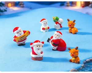 Vue détaillée de figurines miniatures de Père Noël, renne et bonhomme de neige DIY.