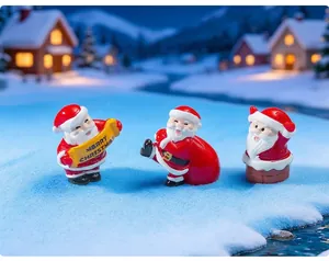 Trois figurines miniatures du Père Noël dans un décor de paysage de Noël enneigé