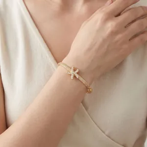 Elegante bracciale rigido aperto a stella marina dorata con cristalli pavé
