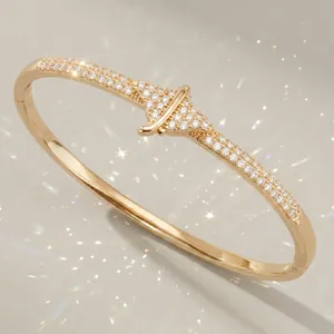 Elegante bracciale a cerchio con stella marina dorata e cristalli scintillanti da mare.