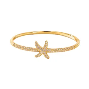 Elegante bracciale rigido a forma di stella marina dorata con cristalli