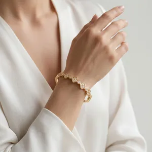 Gros plan élégant d'un bracelet à fleurs en or avec des pierres scintillantes au poignet