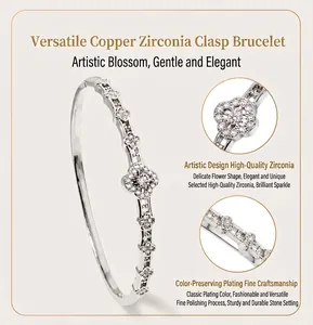 Détail du bracelet en cuivre plaqué argent avec motifs floraux en zircone cubique