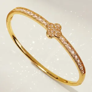 Bracelet jonc élégant en cuivre doré avec fleur en zircon pour fête et banquet