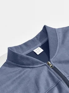 Detail einer blauen Wildleder-Bomberjacke mit Kragen, Reißverschluss und Etikett XXL