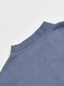 Detailaufnahme des Rippkragens und der Wildlederstruktur dieser blauen Herrenjacke