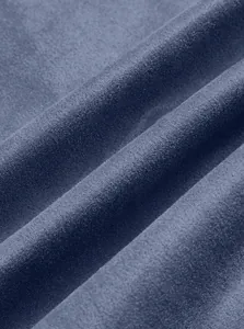 Detailansicht von marineblauem Wildlederimitat mit weicher, gerauter Stoffstruktur.