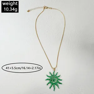 Vue détaillée du collier soleil vert montrant le poids de 10,34 g et la longueur réglable