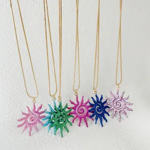 Colliers soleil creux élégants et colorés avec design en spirale sur chaînes dorées